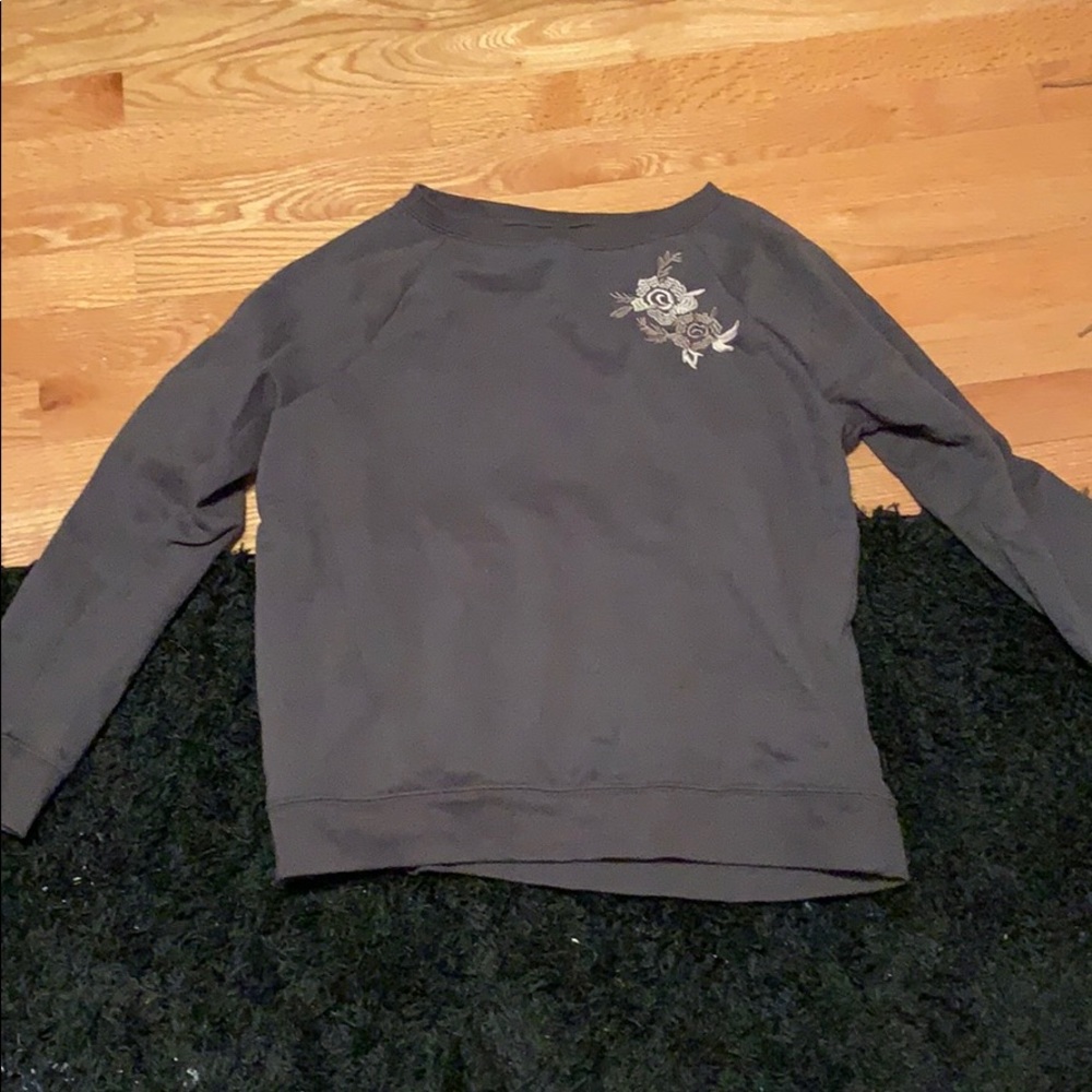 Grey sweatshirt with roses